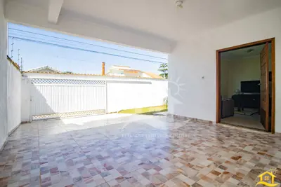 Casa - Sobrado com 4 dormitórios (sendo 4 suite(s)) a 300,00 metros praia.
