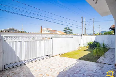 Casa - Sobrado com 4 dormitórios (sendo 4 suite(s)) a 300,00 metros praia.