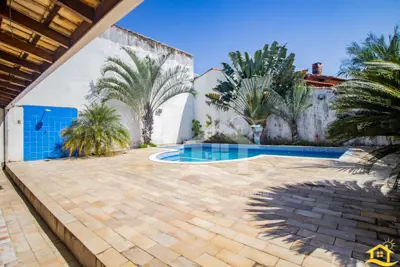 Casa - Sobrado com 4 dormitórios (sendo 4 suite(s)) a 300,00 metros praia.