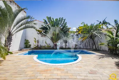 Casa - Sobrado com 4 dormitórios (sendo 4 suite(s)) a 300,00 metros praia.