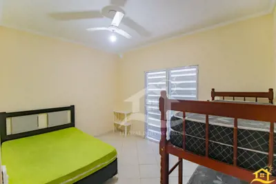 Casa - Sobrado com 4 dormitórios (sendo 4 suite(s)) a 300,00 metros praia.