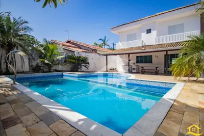Casa - Sobrado com 4 dormitórios (sendo 4 suite(s)) a 300,00 metros praia.