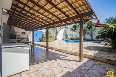 Casa - Sobrado com 4 dormitórios (sendo 4 suite(s)) a 300,00 metros praia.