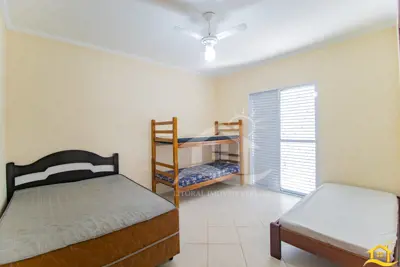 Casa - Sobrado com 4 dormitórios (sendo 4 suite(s)) a 300,00 metros praia.