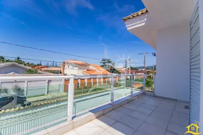 Casa - Sobrado com 4 dormitórios (sendo 4 suite(s)) a 300,00 metros praia.