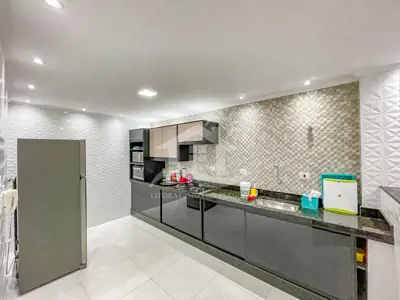 Apartamento - Amplo com 3 dormitórios (sendo 1 suite(s)) a 500,00 metros praia.