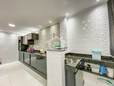 Apartamento - Amplo com 3 dormitórios (sendo 1 suite(s)) a 500,00 metros praia.