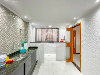 Apartamento - Amplo com 3 dormitórios (sendo 1 suite(s)) a 500,00 metros praia.