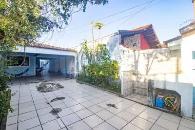 Casa - Térrea com 2 dormitórios (sendo 1 suite(s)) a 1700,00 metros praia.