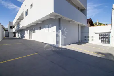 Apartamento - Amplo com 2 quartos (sendo 1 suite(s)) a 800,00 metros praia.