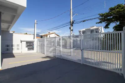 Apartamento - Amplo com 2 quartos (sendo 1 suite(s)) a 800,00 metros praia.