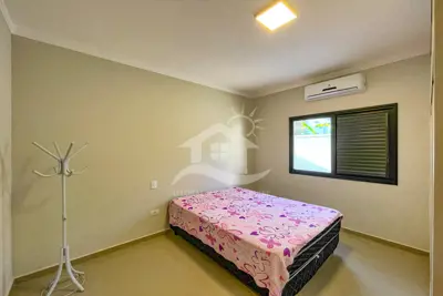 Casa - Térrea com 3 dormitórios (sendo 1 suite(s)) a 440,00 metros praia.
