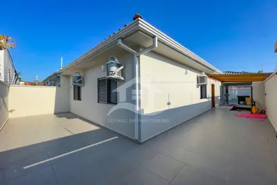 Casa - Térrea com 3 dormitórios (sendo 1 suite(s)) a 440,00 metros praia.