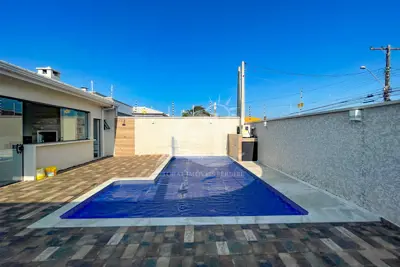 Casa - Térrea com 3 dormitórios (sendo 1 suite(s)) a 440,00 metros praia.