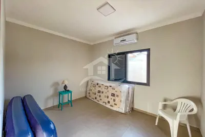 Casa - Térrea com 3 dormitórios (sendo 1 suite(s)) a 440,00 metros praia.