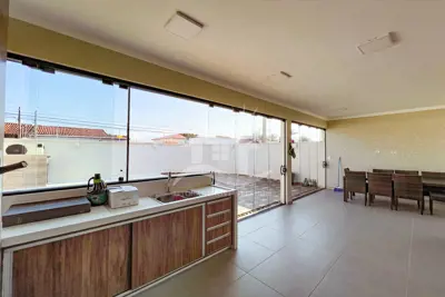 Casa - Térrea com 3 dormitórios (sendo 1 suite(s)) a 440,00 metros praia.
