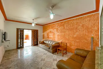 Casa - Térrea com piscina com 3 quartos (sendo 1 suite(s)) a 500,00 metros praia.