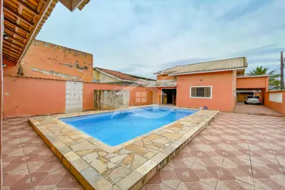 Casa - Térrea com piscina com 3 quartos (sendo 1 suite(s)) a 500,00 metros praia.