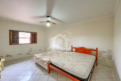 Casa - Térrea com piscina com 3 quartos (sendo 1 suite(s)) a 500,00 metros praia.