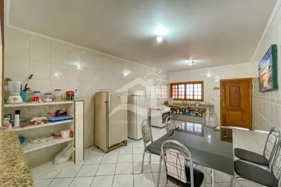 Casa - Térrea com piscina com 3 quartos (sendo 1 suite(s)) a 500,00 metros praia.