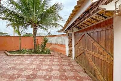 Casa - Térrea com piscina com 3 quartos (sendo 1 suite(s)) a 500,00 metros praia.