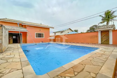 Casa - Térrea com piscina com 3 quartos (sendo 1 suite(s)) a 500,00 metros praia.