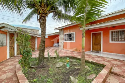 Casa - Térrea com piscina com 3 quartos (sendo 1 suite(s)) a 500,00 metros praia.