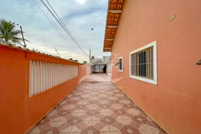 Casa - Térrea com piscina com 3 quartos (sendo 1 suite(s)) a 500,00 metros praia.
