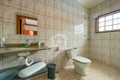 Casa - Térrea com piscina com 3 quartos (sendo 1 suite(s)) a 500,00 metros praia.