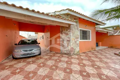 Casa - Térrea com piscina com 3 quartos (sendo 1 suite(s)) a 500,00 metros praia.