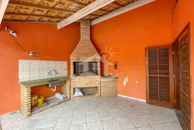 Casa - Térrea com piscina com 3 quartos (sendo 1 suite(s)) a 500,00 metros praia.
