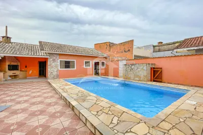 Casa - Térrea com piscina com 3 quartos (sendo 1 suite(s)) a 500,00 metros praia.