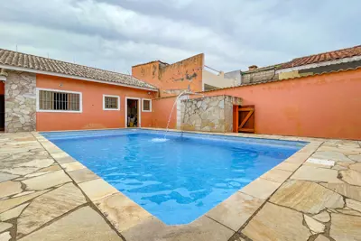 Casa - Térrea com piscina com 3 quartos (sendo 1 suite(s)) a 500,00 metros praia.