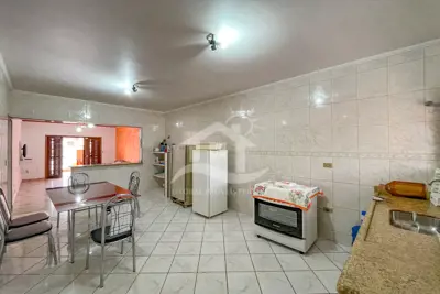 Casa - Térrea com piscina com 3 quartos (sendo 1 suite(s)) a 500,00 metros praia.