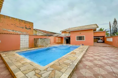 Casa - Térrea com piscina com 3 quartos (sendo 1 suite(s)) a 500,00 metros praia.