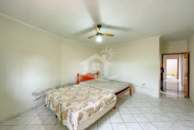 Casa - Térrea com piscina com 3 quartos (sendo 1 suite(s)) a 500,00 metros praia.