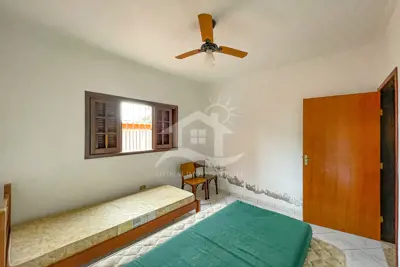 Casa - Térrea com piscina com 3 quartos (sendo 1 suite(s)) a 500,00 metros praia.