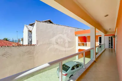 Casa - Sobrado com 3 quartos (sendo 1 suite(s)) a 40,00 metros praia.