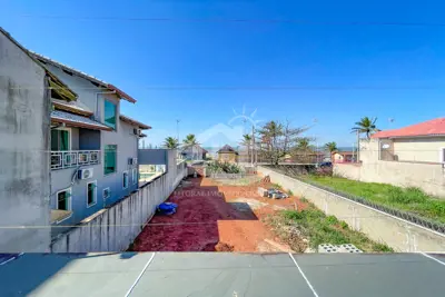 Casa - Sobrado com 3 quartos (sendo 1 suite(s)) a 40,00 metros praia.