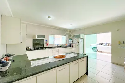 Casa - Sobrado com 3 quartos (sendo 1 suite(s)) a 40,00 metros praia.