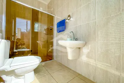 Casa - Sobrado com 3 quartos (sendo 1 suite(s)) a 40,00 metros praia.
