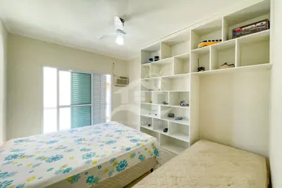 Casa - Sobrado com 3 quartos (sendo 1 suite(s)) a 40,00 metros praia.