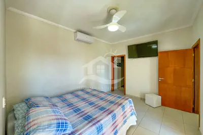 Casa - Sobrado com 3 quartos (sendo 1 suite(s)) a 40,00 metros praia.