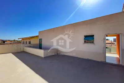 Casa - Sobrado com 3 quartos (sendo 1 suite(s)) a 40,00 metros praia.