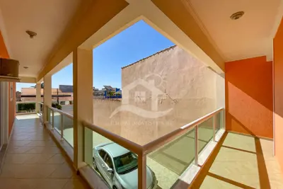 Casa - Sobrado com 3 quartos (sendo 1 suite(s)) a 40,00 metros praia.