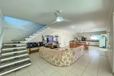 Casa - Sobrado com 3 quartos (sendo 1 suite(s)) a 40,00 metros praia.