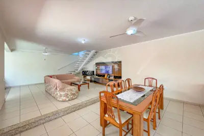 Casa - Sobrado com 3 quartos (sendo 1 suite(s)) a 40,00 metros praia.
