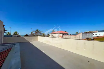 Casa - Sobrado com 3 quartos (sendo 1 suite(s)) a 40,00 metros praia.