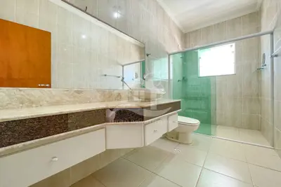 Casa - Sobrado com 3 quartos (sendo 1 suite(s)) a 40,00 metros praia.