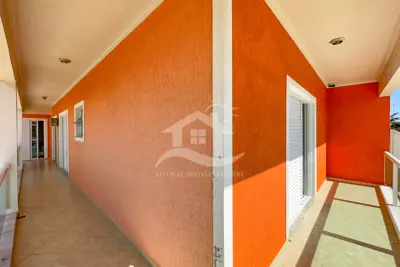 Casa - Sobrado com 3 quartos (sendo 1 suite(s)) a 40,00 metros praia.